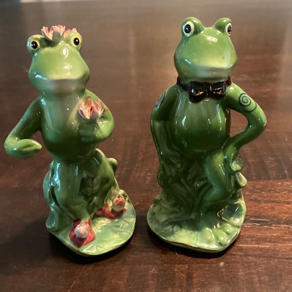 Mr and Mrs Frog salt and pepper shakers